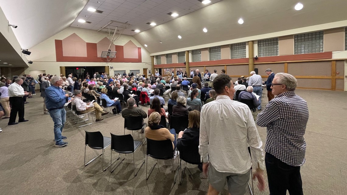 Hundreds of people gather for meeting on plan to install speed humps in Sequoyah Hills community - Vimarsana News