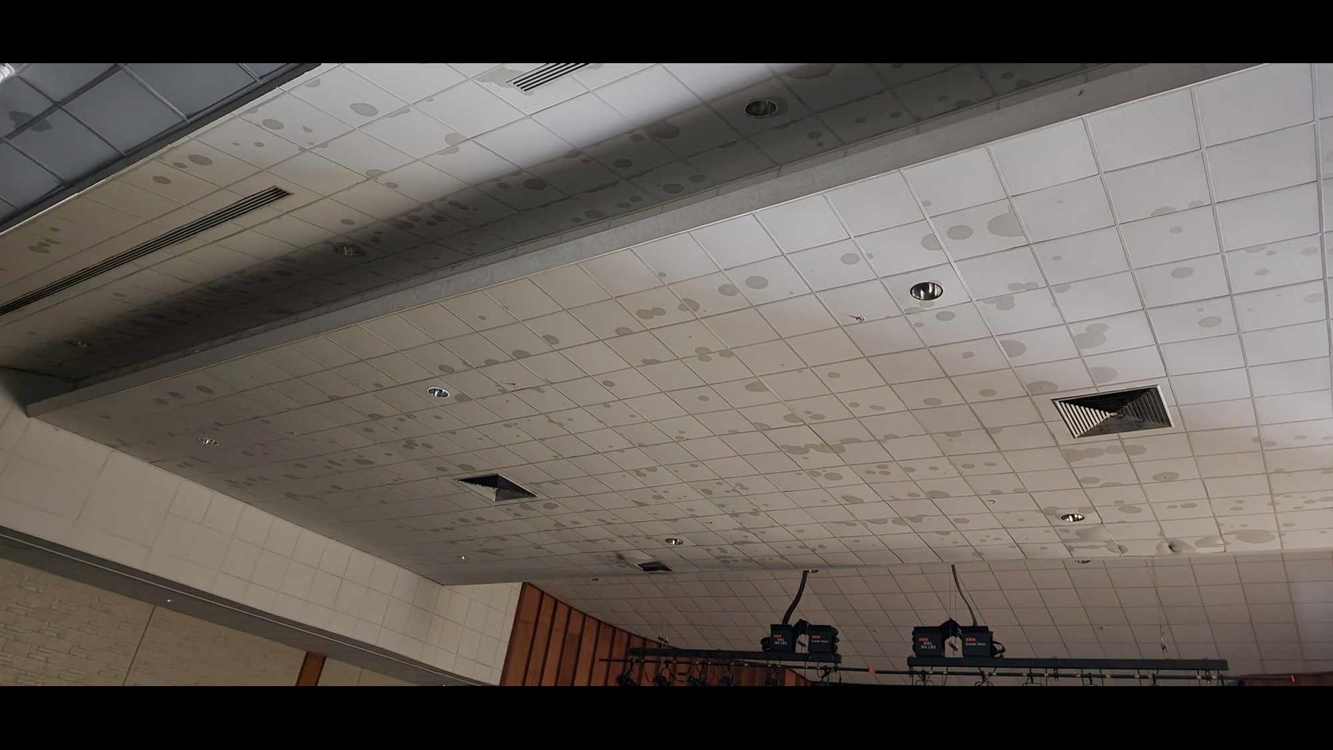 Storms blow the roof off Loudon High School, students get a day off