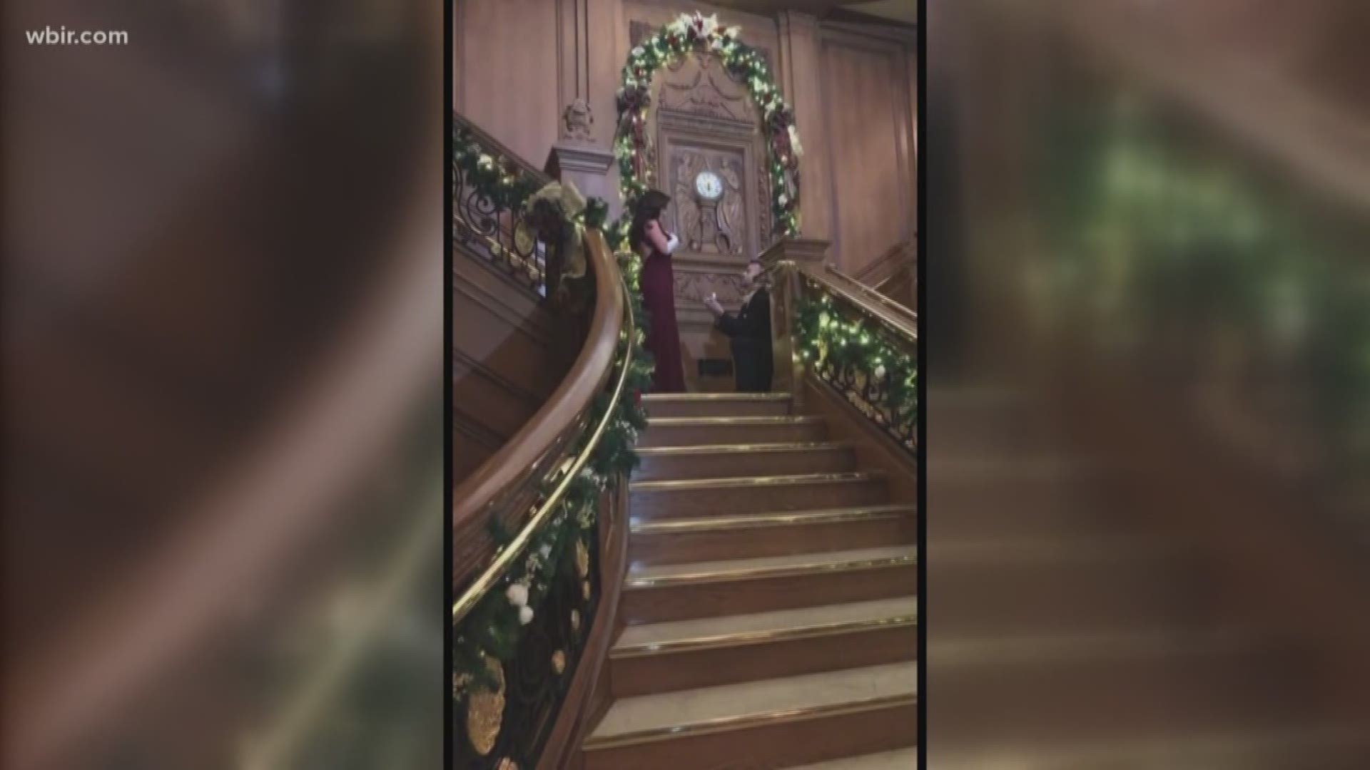 A Texas man went above and beyond to pop the question, recreating some movie magic at the Titanic Museum in Pigeon Forge.