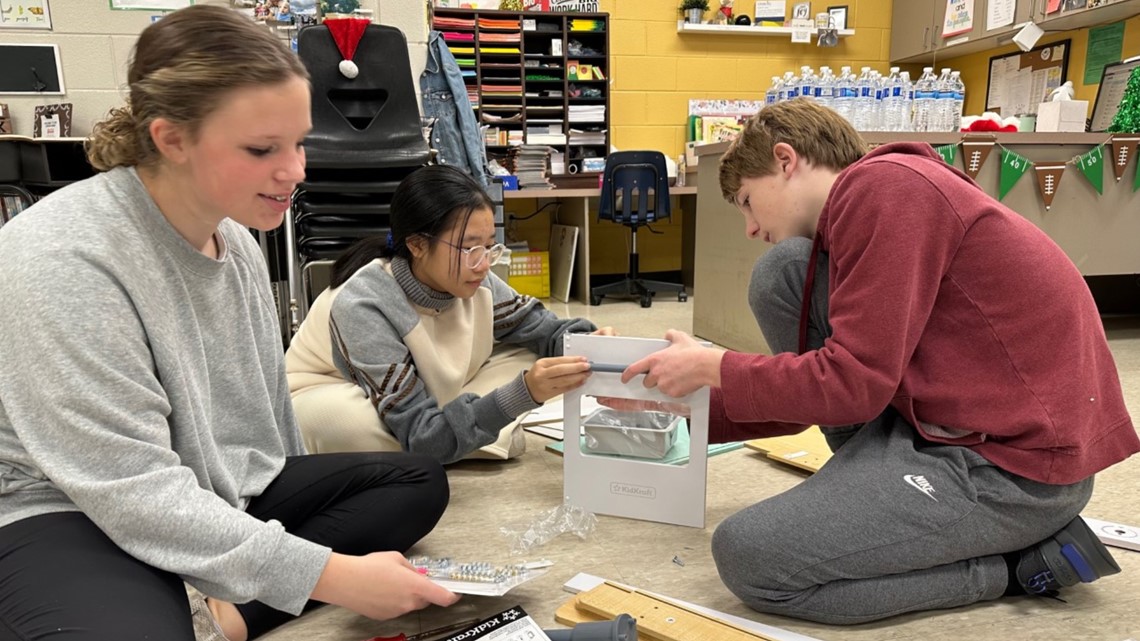 Montgomery Ridge students take on odd jobs to raise more than $11,000 for Mission of Hope - Vimarsana News
