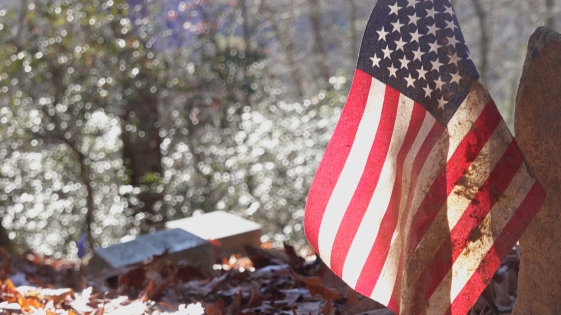 East Tennessee hikers travel for hours into the wilderness to deliver wreaths to gravesites of veterans - Vimarsana News