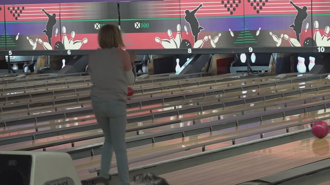 Fountain City bowling alley celebrates the holidays with kids and Santa