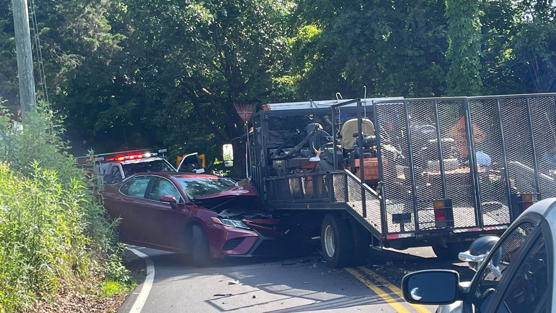 Crews respond to car crash in West Knox County that closed a road, one