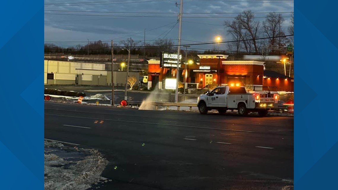Water main break closes down lane on Kingston Pike - Vimarsana News