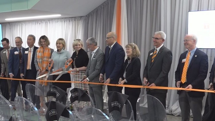 UT cuts the ribbon on a new 5G research lab