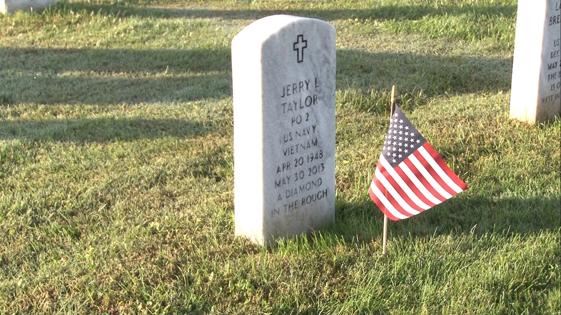 People place flags on veteran's graves at East TN cemeteries ahead of Veteran's Day - Vimarsana News