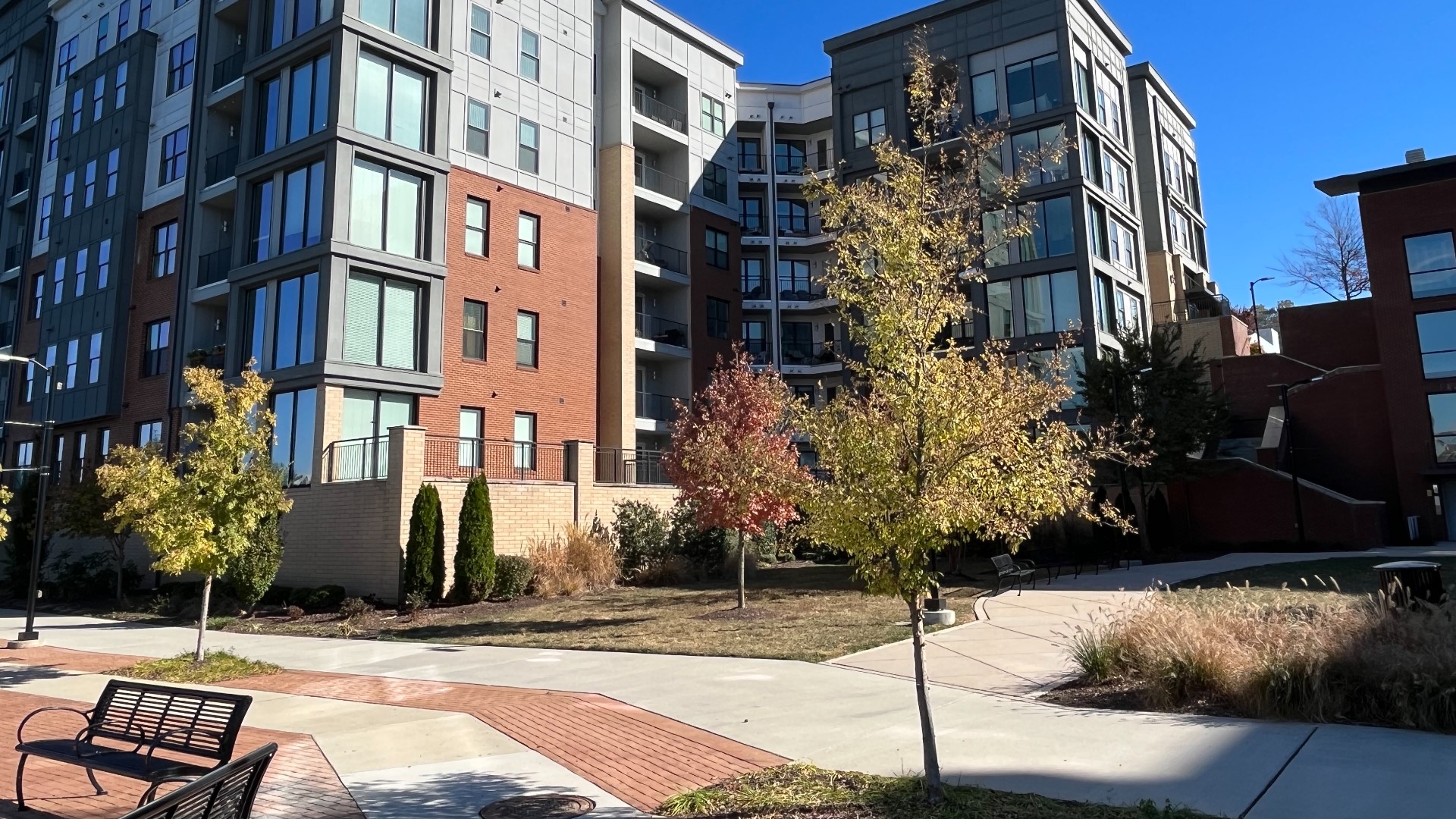 Upscale Knoxville riverside apartment complex sells for 124M