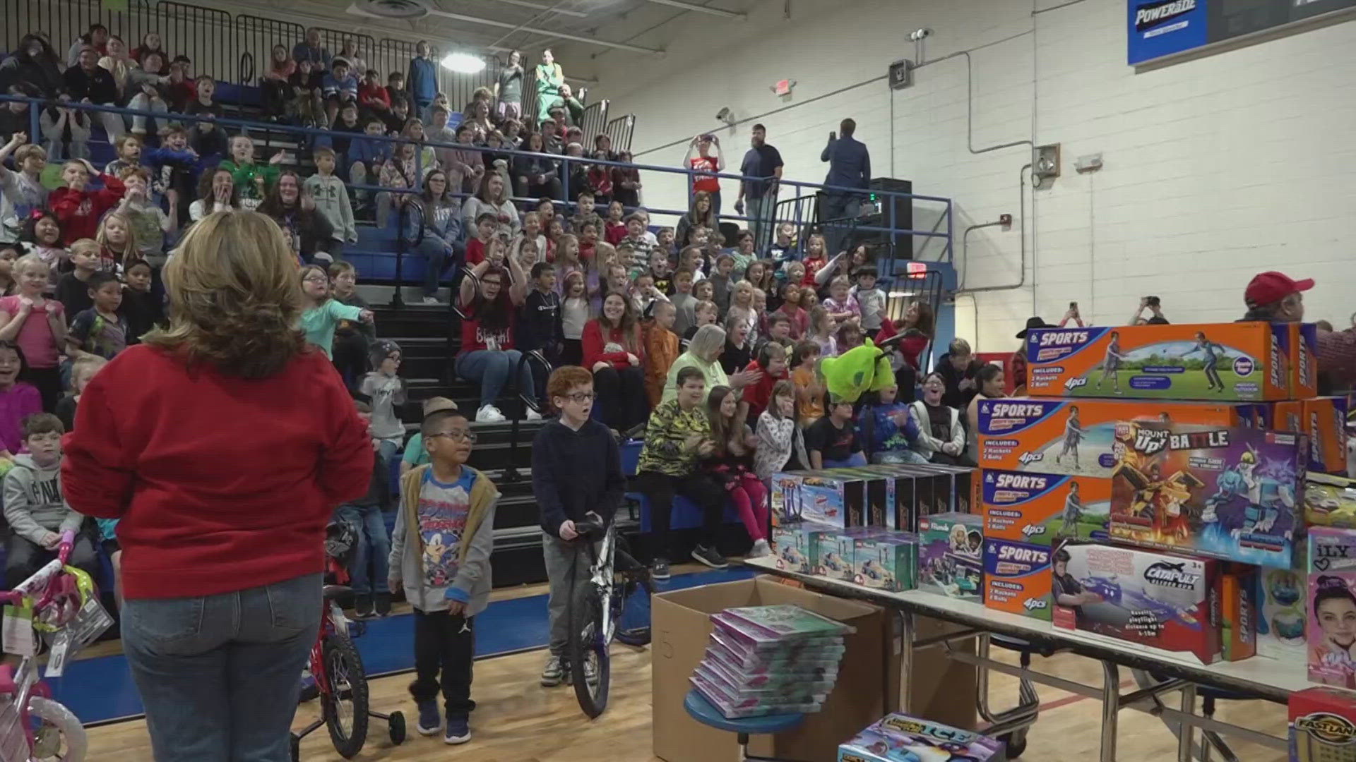 Volunteers from Dollywood helped children shop and also provided some musical entertainment.