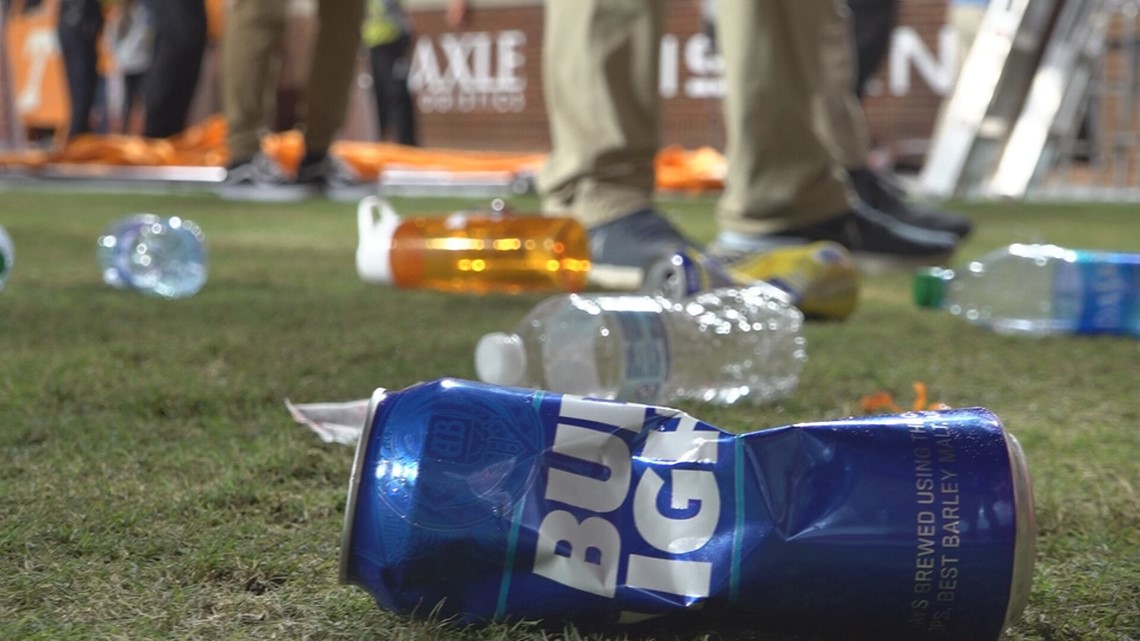 Tennessee fans throw trash on field vs. Lane Kiffin and Ole Miss