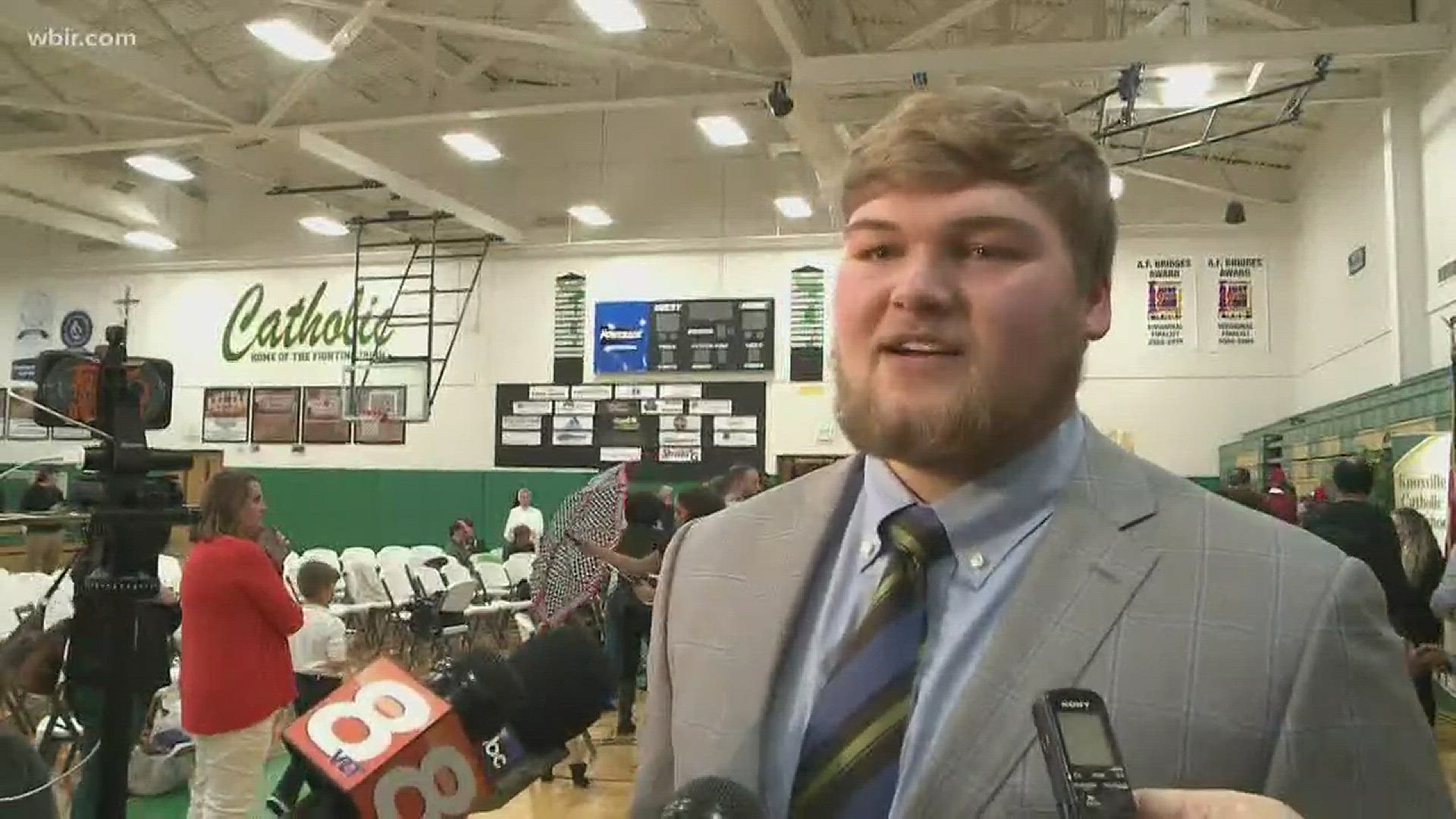 The elite offensive line prospect announced Wednesday he was signing with the Georgia Bulldogs. He decommitted from Tennessee several weeks ago.