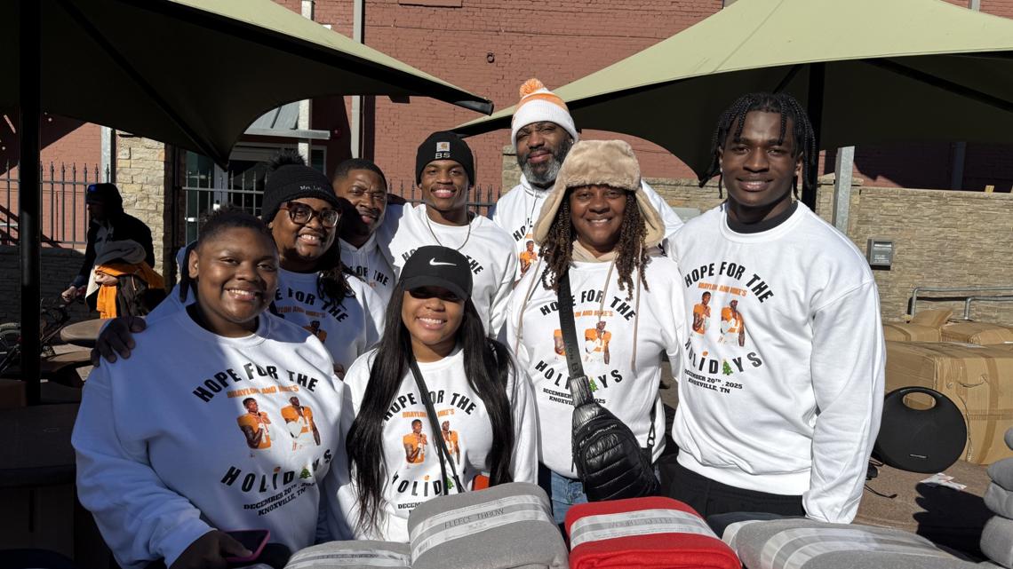 Vols Receivers Give Back to Knoxville Community