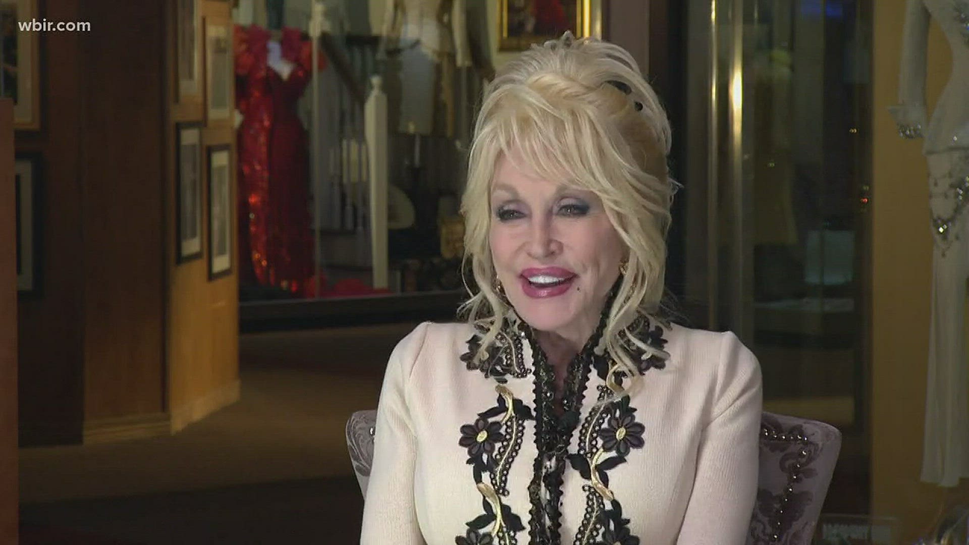 Dolly Parton sits down to talk about the future of Dollywood (modeling after Disney?), how the Imagination Library honors both her parents , a 9 to 5 sequel, a Jolene movie, & her biggest influences.
