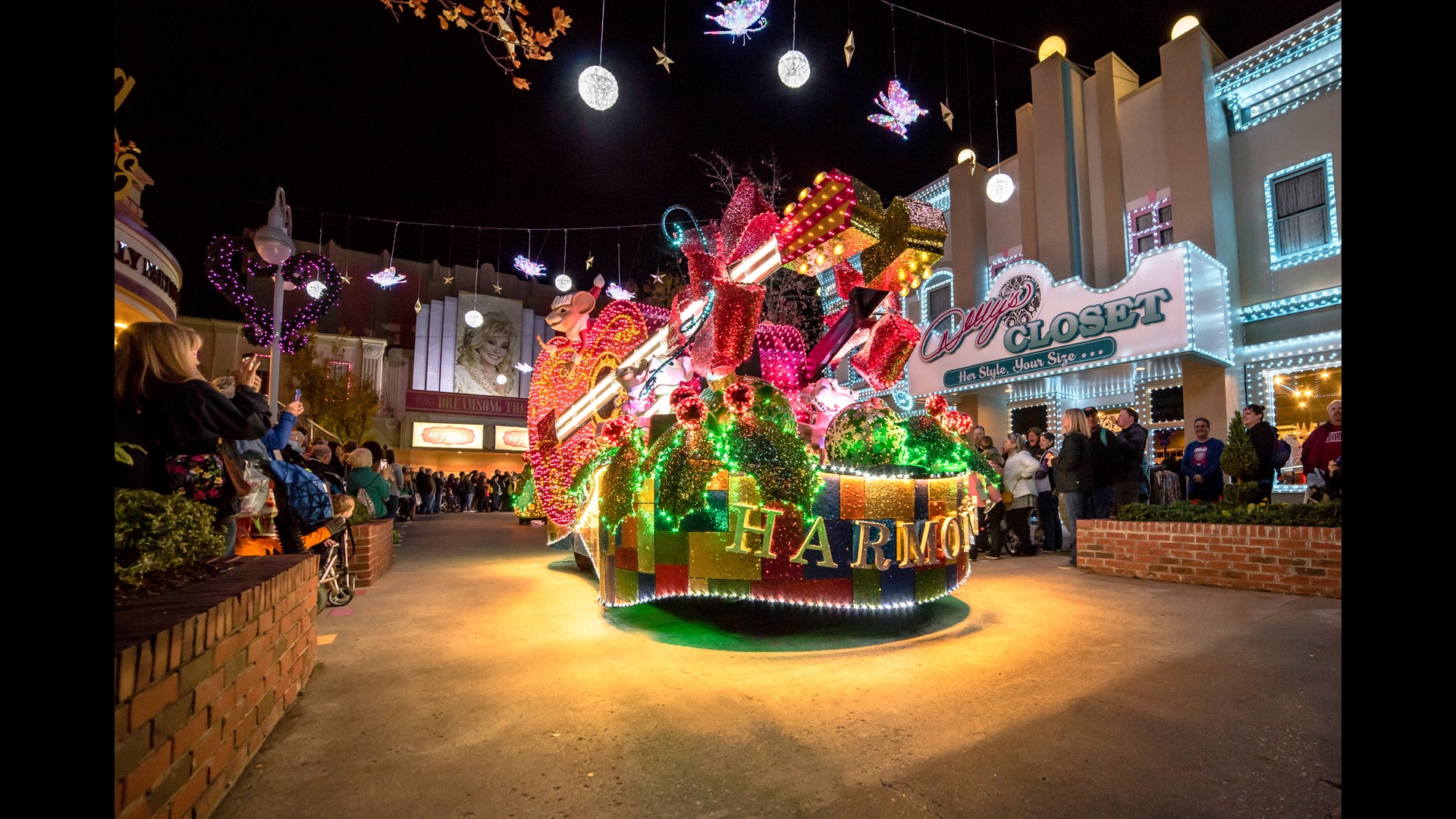 Vote for Dollywood's Smoky Mountain Christmas as best theme park