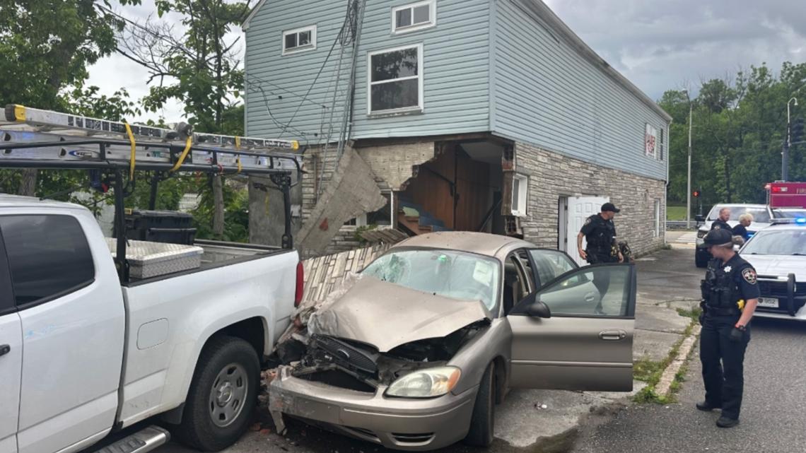 Police chase in Loudon County ends in crash at radio station | wbir.com