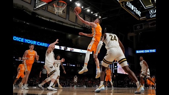 Knecht Catches Fire, No. 5 Tennessee Beats Vandy, 75-62 | Wbir.com