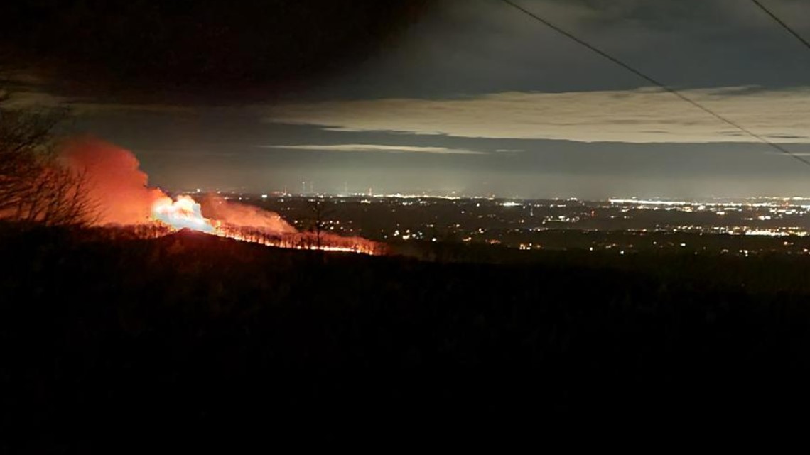 Fire crews battling Windrock Mountain fire, only 40% contained - Vimarsana News