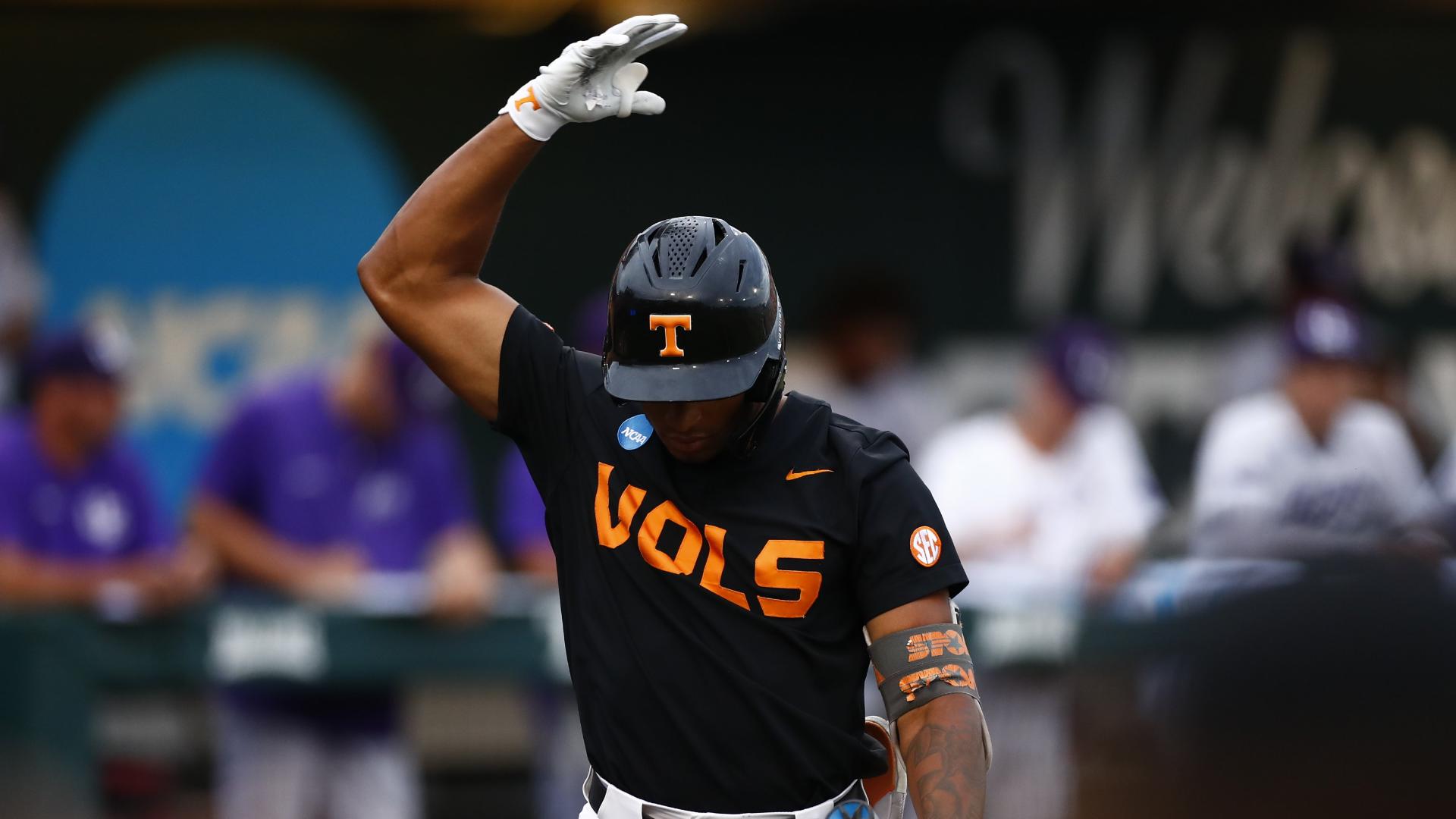 Tennessee hits seven home runs to set new program record for home runs