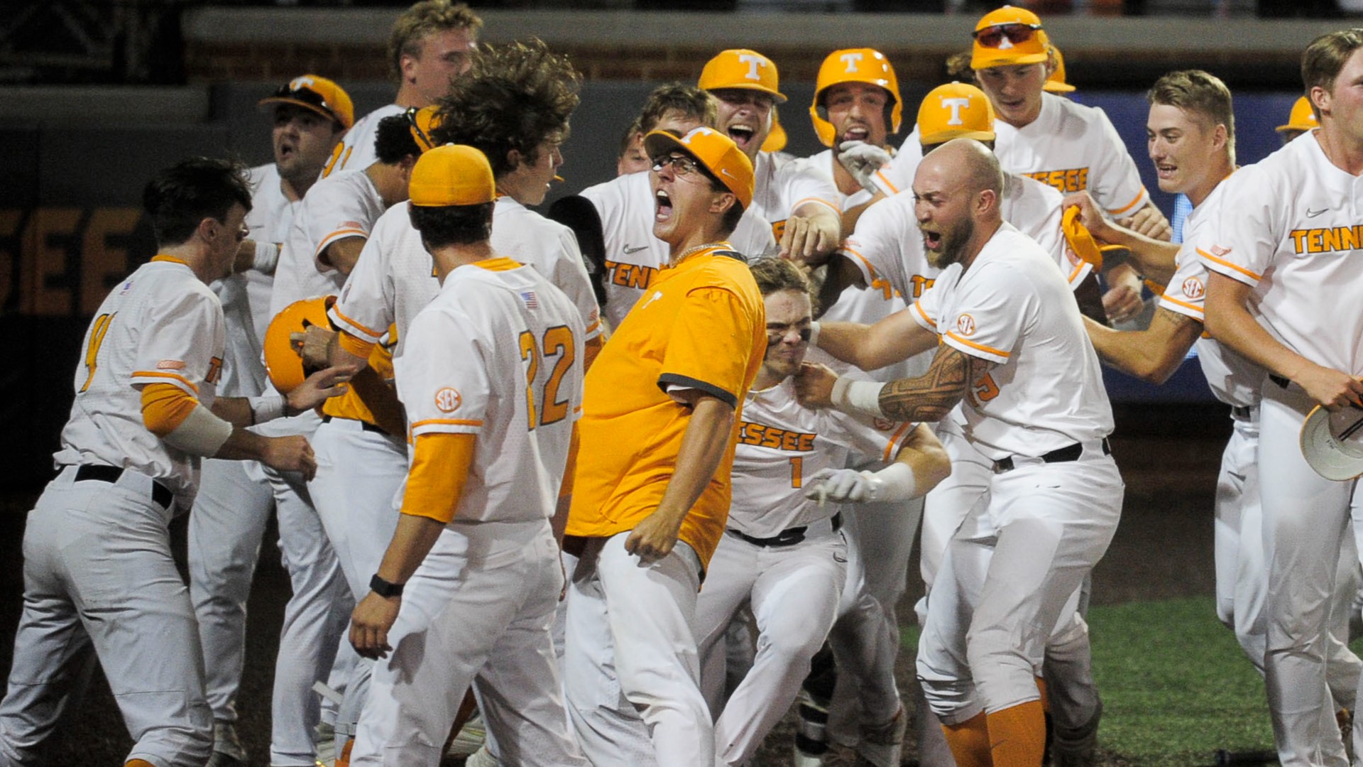 Knoxville erupts with support for Vol Baseball as they host Super Regionals