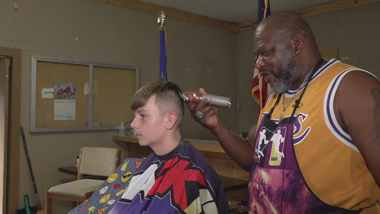 Roane County veteran gives free haircuts to students
