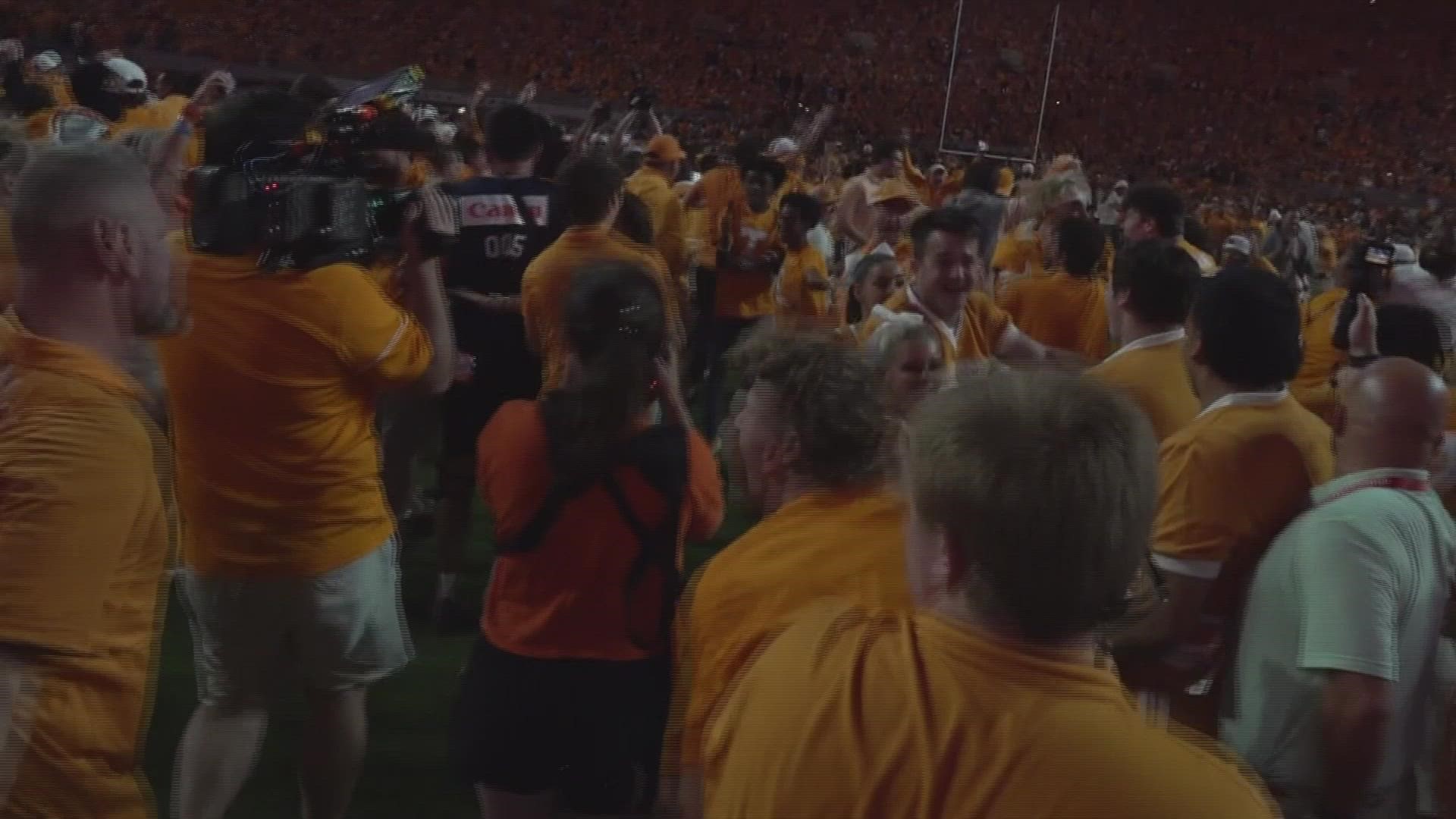 Tennessee football fans carry goalpost after Alabama win - Good Morning  America