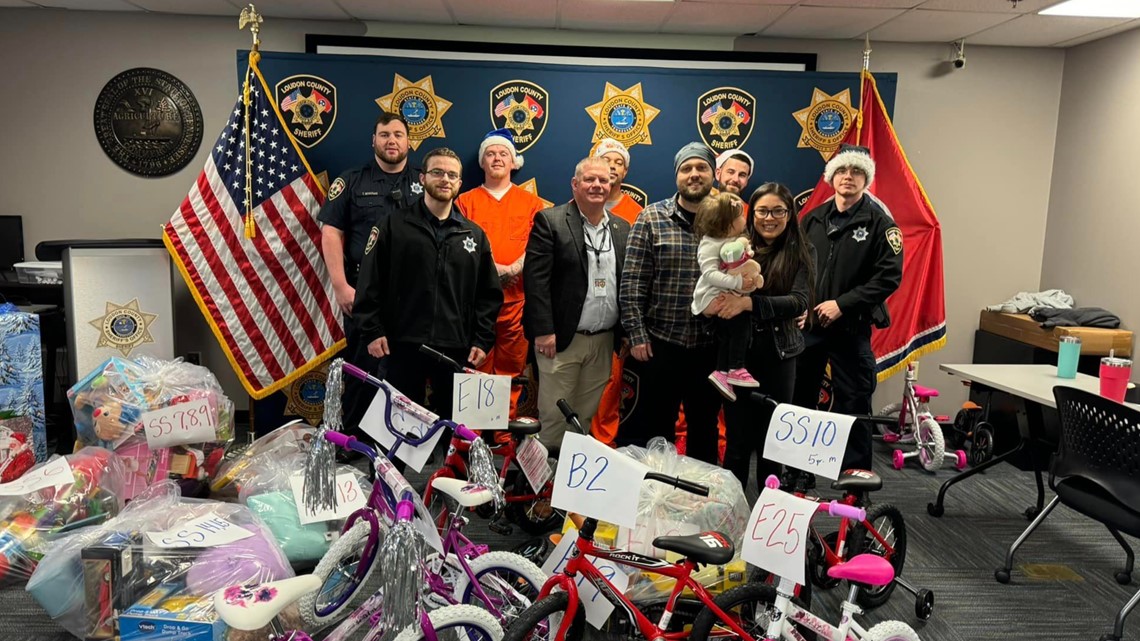 Lcso Delivers Gifts To Loudon County