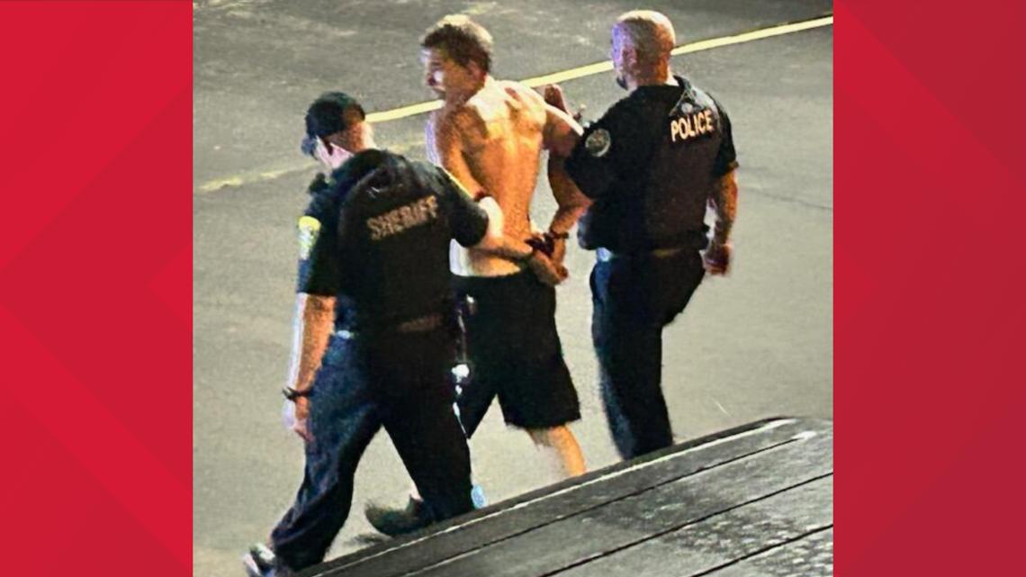Man arrested after assaulting Waffle House employees - Vimarsana News