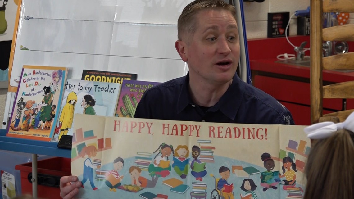 Traveling librarian stops at South Clinton Elementary to speak with students about reading - Vimarsana News