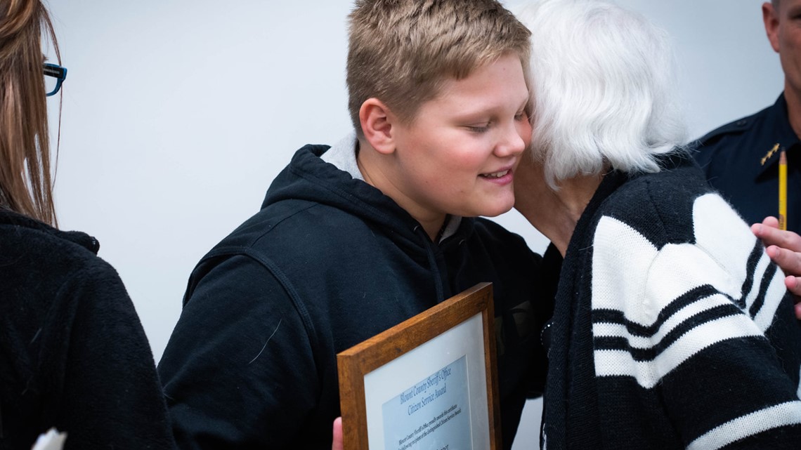 Maryville middle school student receives citizen service award after saving family following car crash - Vimarsana News