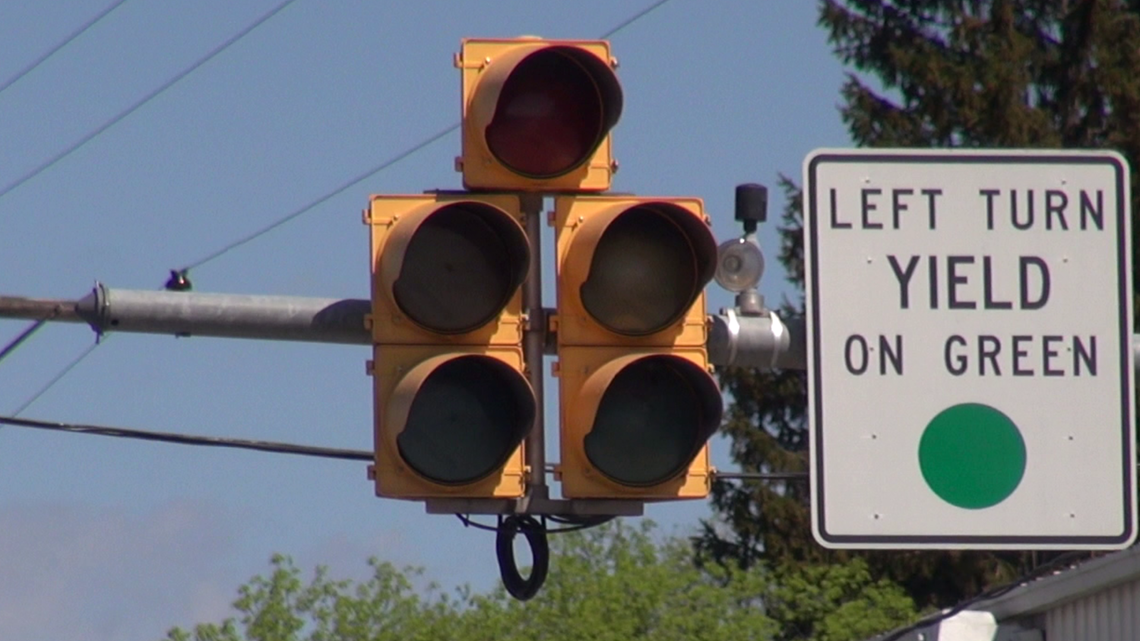 Bowie Maryland on X: If you encounter an intersection with traffic lights  not working due to a power outage, remember to it like a 4-way stop until  the power's back on. Please